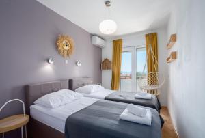 two beds in a small room with a window at Seaside vila Perla in Podstrana