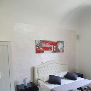 una camera con un letto con una foto sul muro di rooms cris a Pisa