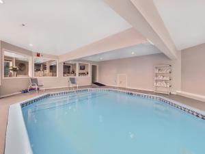 a large swimming pool in a room with a large ceiling at 110 Pointes North Inn in Charlevoix