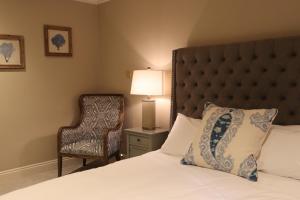 Tempat tidur dalam kamar di Rafters at Riverside House Hotel