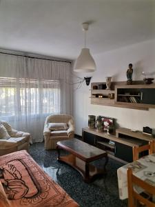 una sala de estar con un sofá y una mesa en Carrer Esparreguera, en Olot