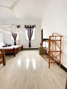 - une chambre avec 2 lits superposés et une échelle dans l'établissement Lighthouse Guesthouse, à Nungwi