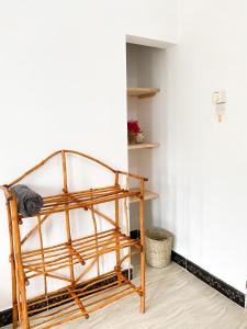 Ce lit superposé en bois se trouve dans un dortoir. dans l'établissement Lighthouse Guesthouse, à Nungwi