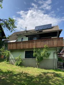 uma casa com painéis solares por cima em Apartmaji pr' Matičo em Kranjska Gora