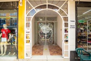 an entrance to a store with an ornate door at Hotel La Terraza 2020 in Soacha