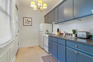 Dapur atau dapur kecil di Vibrant & Well-Furnished 2BR Apartment - Roscoe 1A