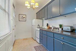 2BR Apt in Lively & Bustling N Broadway Boystown