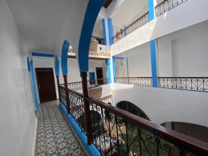 Hotel Nisrine في شفشاون: درج في مبنى بجدران زرقاء وبيضاء