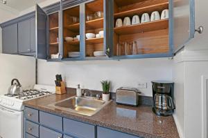 Vibrant & Well-Furnished 2BR Apartment - Roscoe 1A tesisinde mutfak veya mini mutfak
