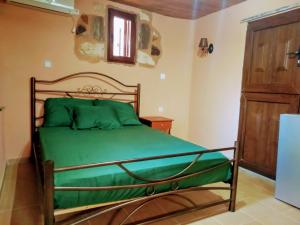 Кровать или кровати в номере panos stone tower