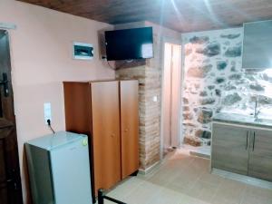 A kitchen or kitchenette at panos stone tower