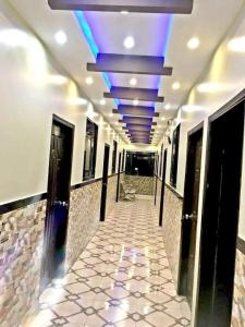un couloir dans un bâtiment doté d'un plafond bleu dans l'établissement Diplomat Inn Hotel, à Karachi