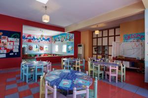 een restaurant met tafels en stoelen in een kamer bij Crystal Admiral Resort Suites & Spa - Ultimate All Inclusive in Kızılot