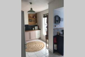 Кухня или мини-кухня в Pondside Cottage
