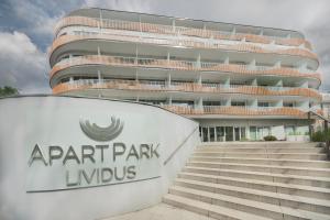 znak parkolis przed budynkiem w obiekcie Lividus Apart Park by Lev&Sons Apartments w Świnoujściu