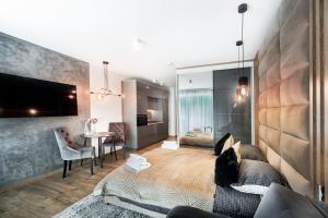 salon z kanapą i jadalnią w obiekcie Lividus Apart Park by Lev&Sons Apartments w Świnoujściu