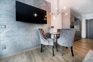 Telewizja i/lub zestaw kina domowego w obiekcie Lividus Apart Park by Lev&Sons Apartments