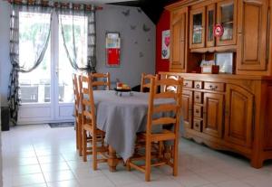 Saint-Julien-de-CassagnasGITE LES MINOUX的厨房配有桌子、椅子和窗户