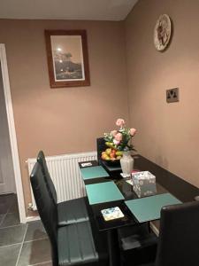 ein Esszimmer mit einem Tisch und einer Vase aus Blumen in der Unterkunft 182 in Drayton