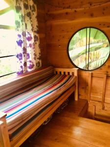 Cama o camas de una habitación en Treehouse Retreat - Glamping Plus