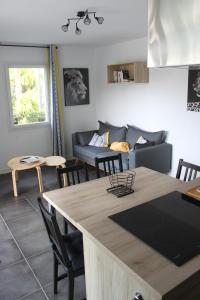 cocina y sala de estar con mesa y sofá en Chalet ILONA, en Cambo-les-Bains