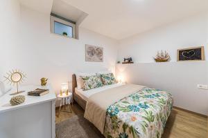 מיטה או מיטות בחדר ב-Apartments Trio- An amazing view of Split