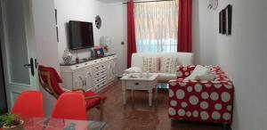 コルドバにあるVictoria House Cordoba Riveraのリビングルーム(テレビ、赤い椅子付)