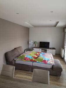 1 dormitorio con 1 cama y 1 sofá en Duplex cozy en Montigny-lès-Metz