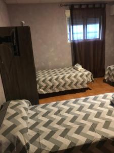 Postel nebo postele na pokoji v ubytování Hostal Casa Alonso