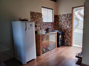 A cozinha ou cozinha compacta de Lumiar Chalé Jardim do Sossego