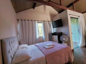 Cama ou camas em um quarto em Lumiar Chalé Jardim do Sossego