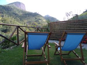 Uma vista da montanha tirada do chalé alpino 