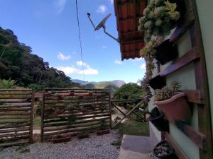 Uma vista da montanha tirada do chalé alpino 