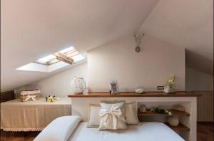 a attic bedroom with a bed and skylights at Splendida e incantevole casa a due passi dal mare in Viareggio