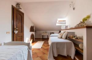 sypialnia z 2 łóżkami w pokoju w obiekcie Splendida e incantevole casa a due passi dal mare w Viareggio