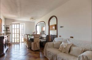 salon z kanapą i kuchnią w obiekcie Splendida e incantevole casa a due passi dal mare w Viareggio