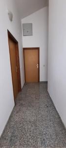 un pasillo vacío con dos puertas en un edificio en Apartments Dada, en Turanj