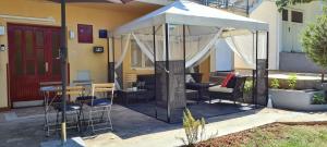 altana z krzesłami i stołem na patio w obiekcie La Pergola w Fažanie