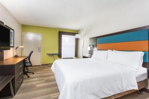 Una habitación de hotel con una cama grande y un televisor de pantalla plana. en Holiday Inn Express - Plymouth by IHG, en Plymouth