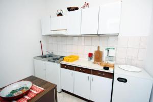 Kuchyň nebo kuchyňský kout v ubytování Triple Room Barbat 5070b