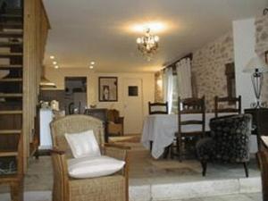 - un salon avec une table et des chaises dans l'établissement Les Maisons de Marie, à Cajarc