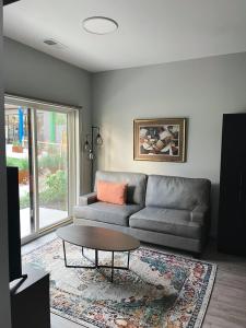 ein Wohnzimmer mit einem Sofa und einem Couchtisch in der Unterkunft Sleepover 1BD 1BA Omaha Apartments in Omaha