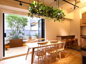 una sala da pranzo con tavolo, sedie e una grande finestra di Hotel Wing International Korakuen a Tokyo