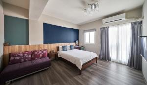 Una cama o camas en una habitación de 像個家plus民宿 AT home plus B&B