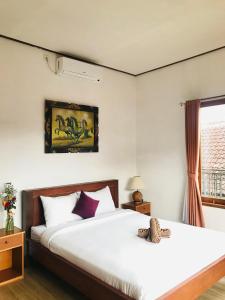 een slaapkamer met een bed en een raam bij Putu Homestay in Canggu