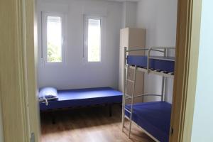 Łóżko lub łóżka w pokoju w obiekcie Pensión-Albergue Puente Ribeira