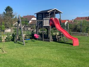 un parco giochi con scivolo in un cortile di Vintage home Lelle a Balatonlelle