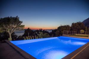 Bazén v ubytovaní Villa Yanko, large pool stunning sea view alebo v jeho blízkosti