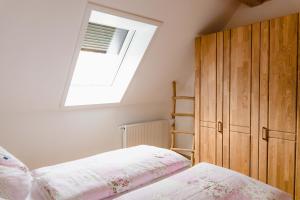 een slaapkamer met een dakraam en 2 bedden bij Holzerhof-Ferienwohnungen in Gengenbach