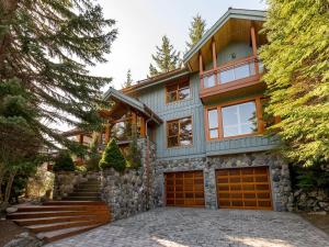Galeriebild der Unterkunft Luxury 5 Bedroom Blueberry Chalet in Whistler